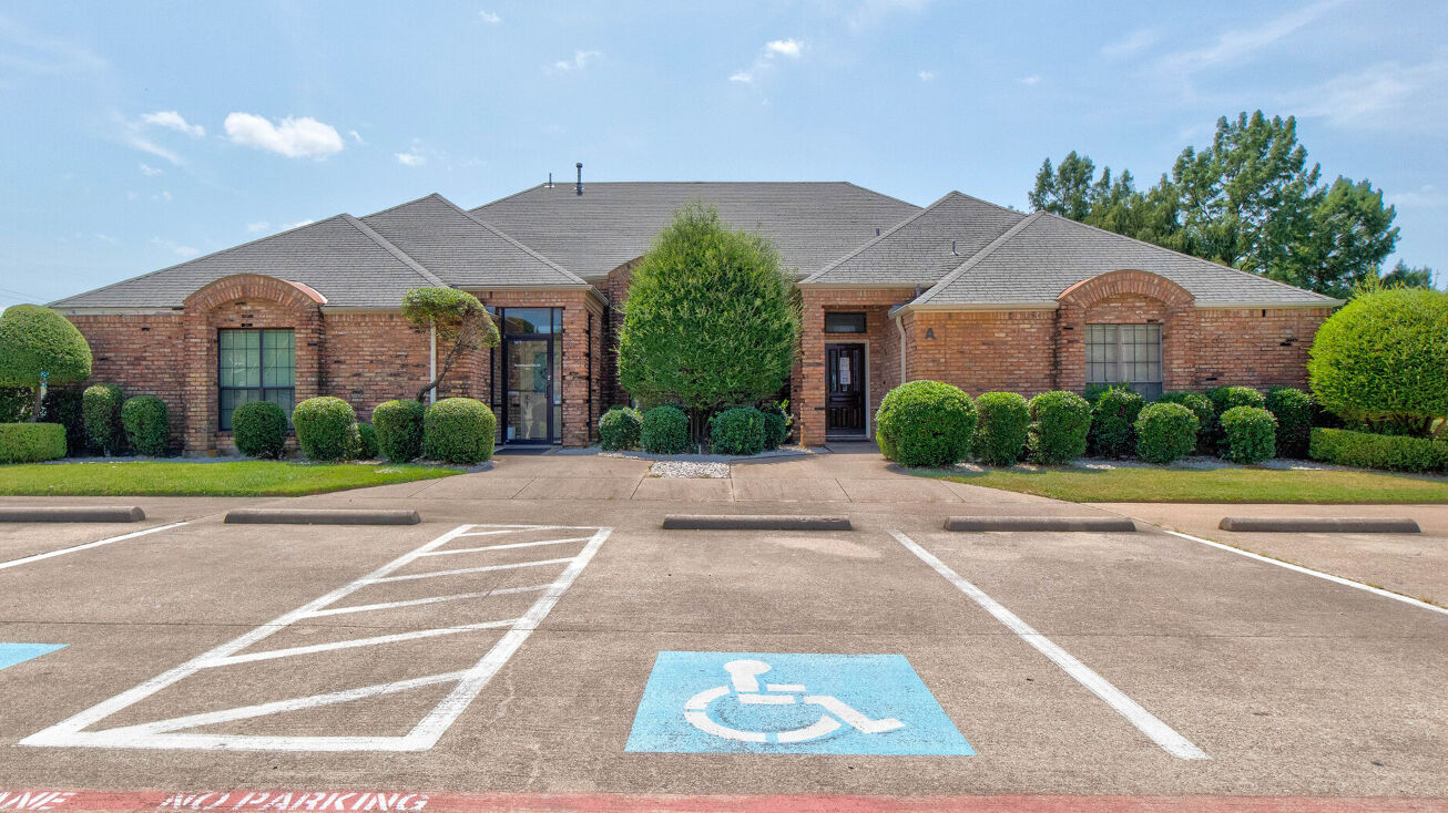 2612 Harwood Rd, Bedford, TX 76021