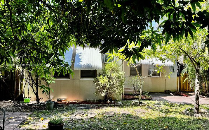 Pictures of Multifamily property located at 2020 Madison St, Hollywood, FL 33020 for sales - image #1