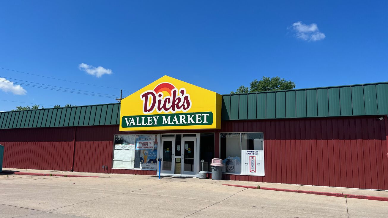 111 E Gardiner St, Valley, NE 68064