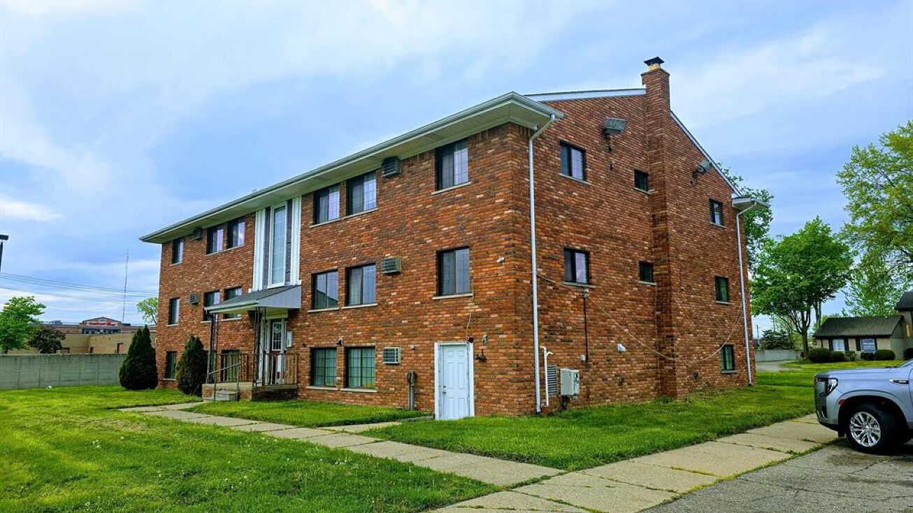 23214 Deanhurst St, Clinton Township, MI 48035