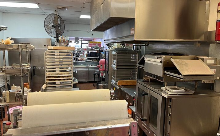 Pictures of Retail property located at Turnkey Restaurant For Sale in Oakland Park, Oakland Park, FL 33334 for sales - image #1