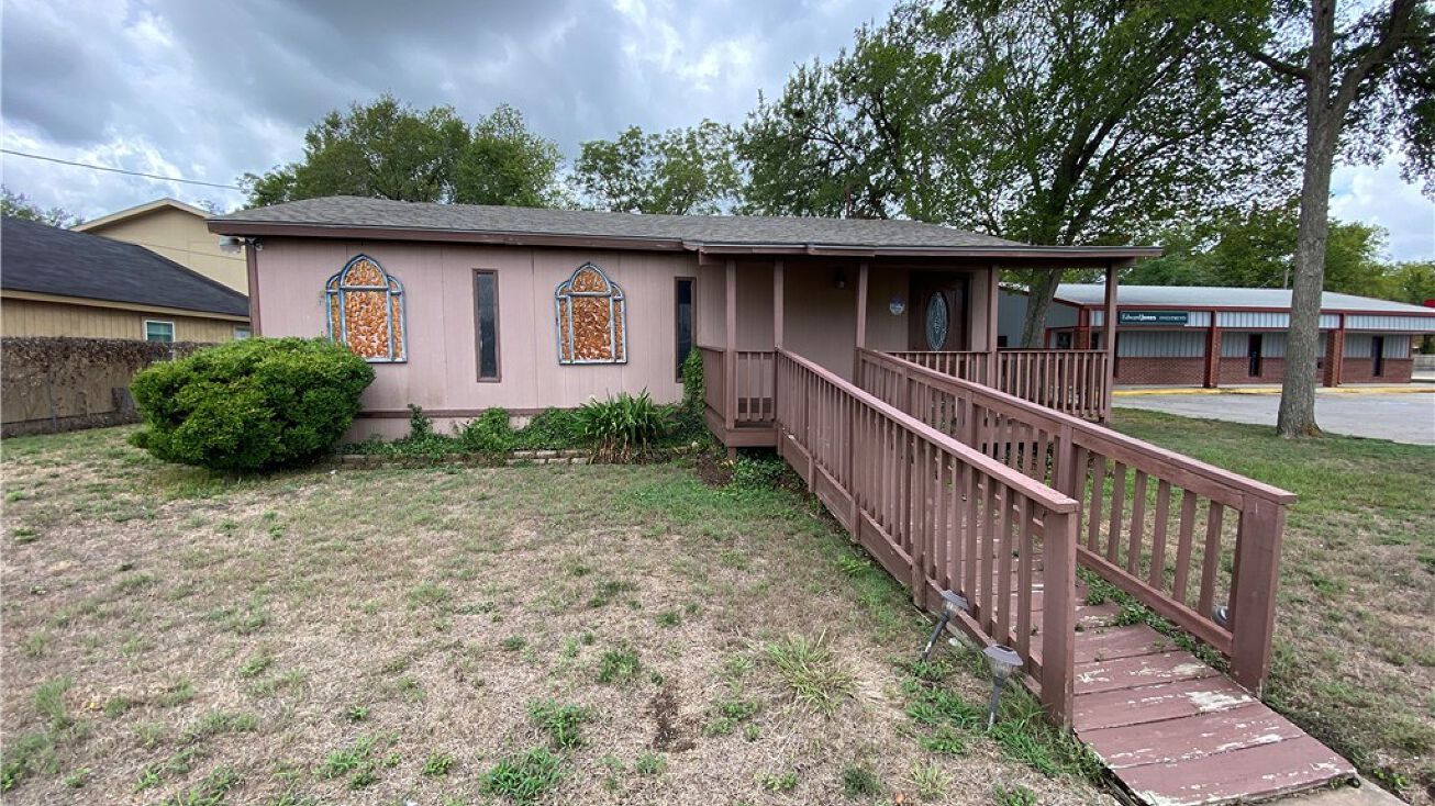 609 E Broadway Street, Cuero, TX 77954