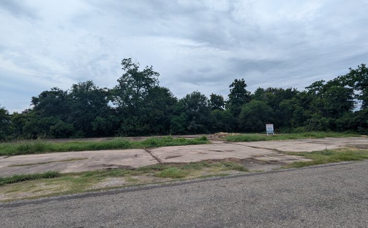 Pictures of Land property located at 6131 Jefferson Blvd, Groves, TX 77619 for sales - image #1