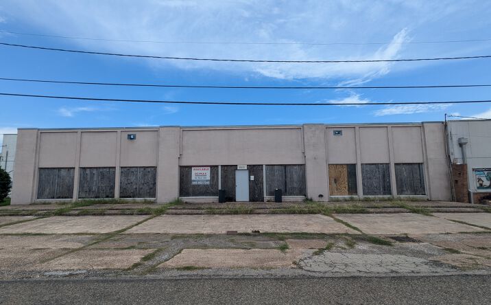 Pictures of Retail property located at 6100 Jefferson Blvd, Groves, TX 77619 for sales - image #1