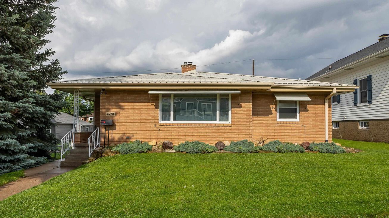 1670 N Algona Street, Dubuque, IA 52001