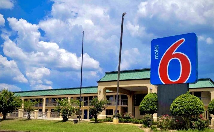Pictures of Hospitality property located at 2800 Greenway Dr, Jackson, MS 39204 for sales - image #1