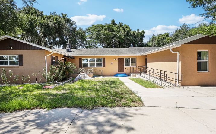 Pictures of Senior Living property located at 201 Rosefield Ave, Leesburg, FL 34748 for sales - image #1