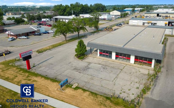 Pictures of Industrial, Office, Retail property located at 3050 6th St SW, Cedar Rapids, IA 52404 for comps - image #1