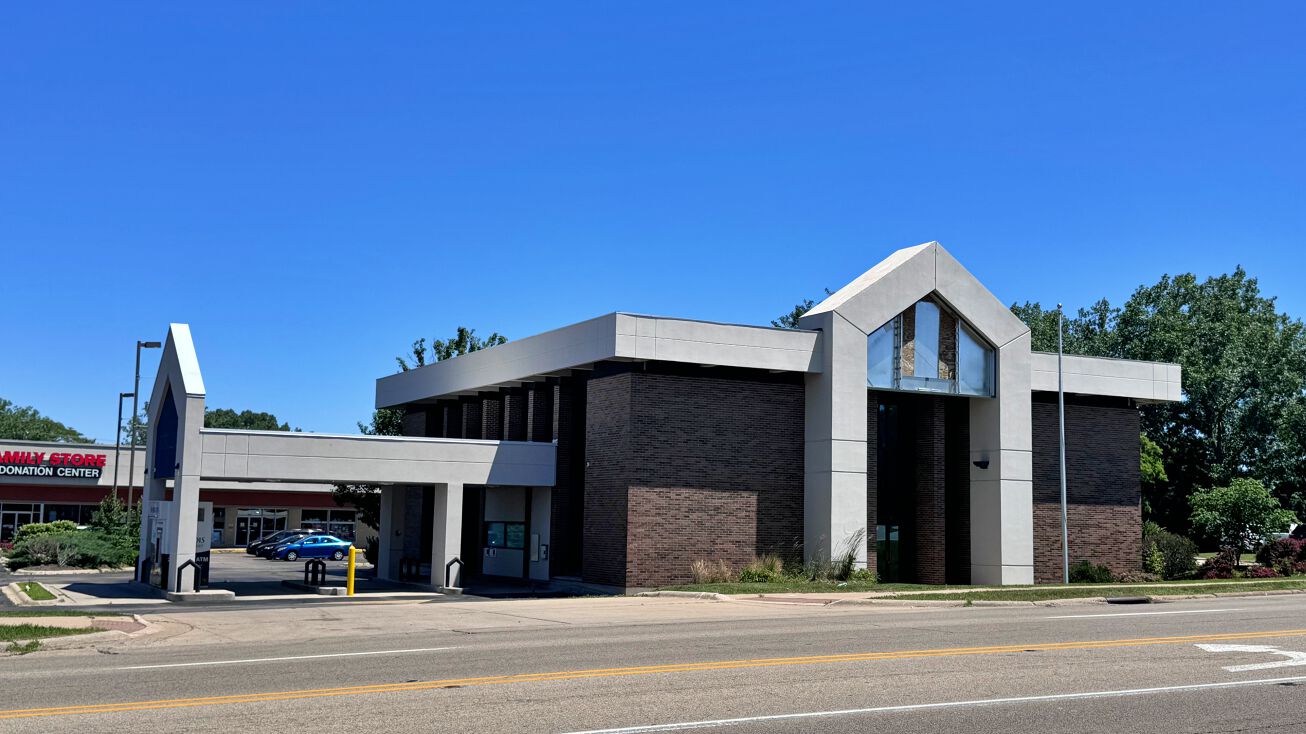 Pictures of Retail property located at 4048 E State St, Rockford, IL 61108 for sales - image #1