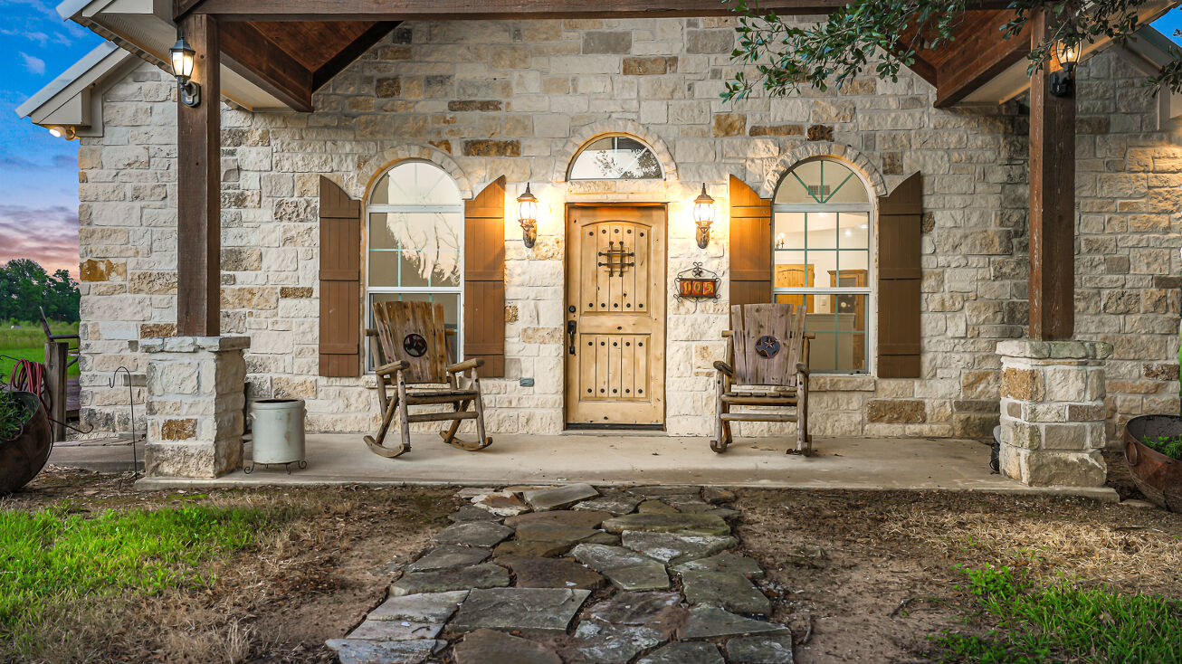 105 County Rd 2239, Cleveland, TX 77327