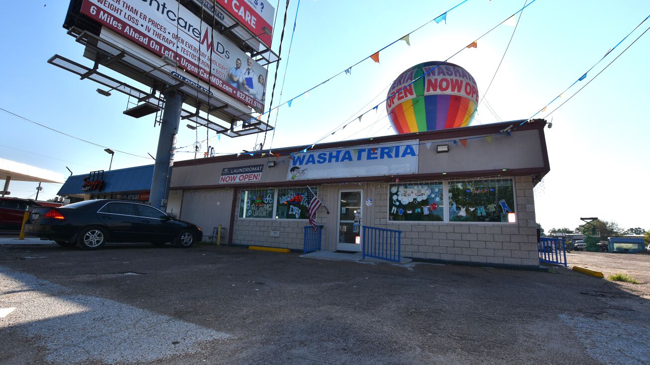 501 S Main St, Highlands, TX 77562