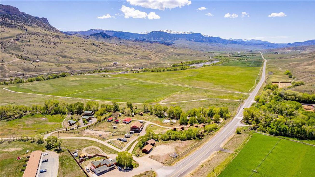 1 Streamside Dr, Wapiti, WY 82450