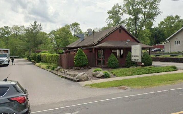Pictures of Retail property located at 96 S Main St, MUNROE FALLS, OH 44262 for comps - image #1