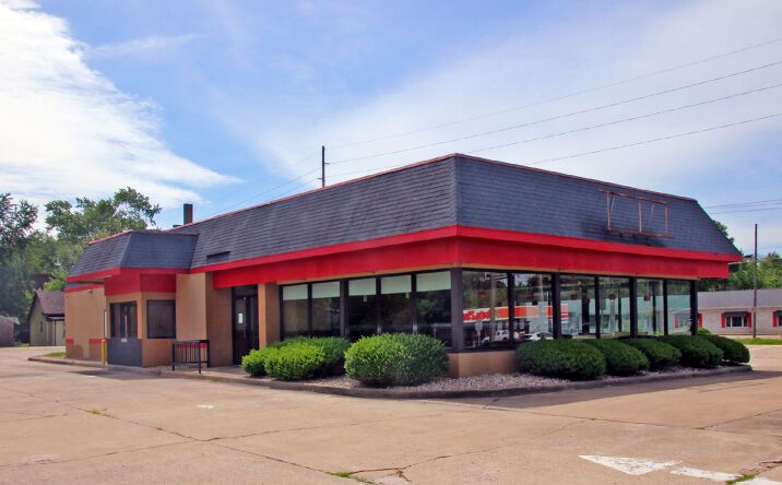 Pictures of Retail property located at 322 S Washington St, Du Quoin, IL 62832 for comps - image #1