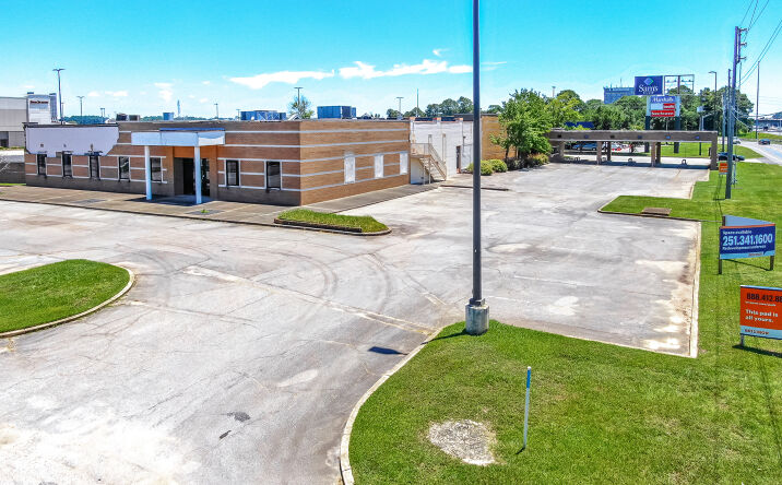 Pictures of Retail property located at 3250 Airport Blvd, Suite C, Mobile, AL 36606 for comps - image #1