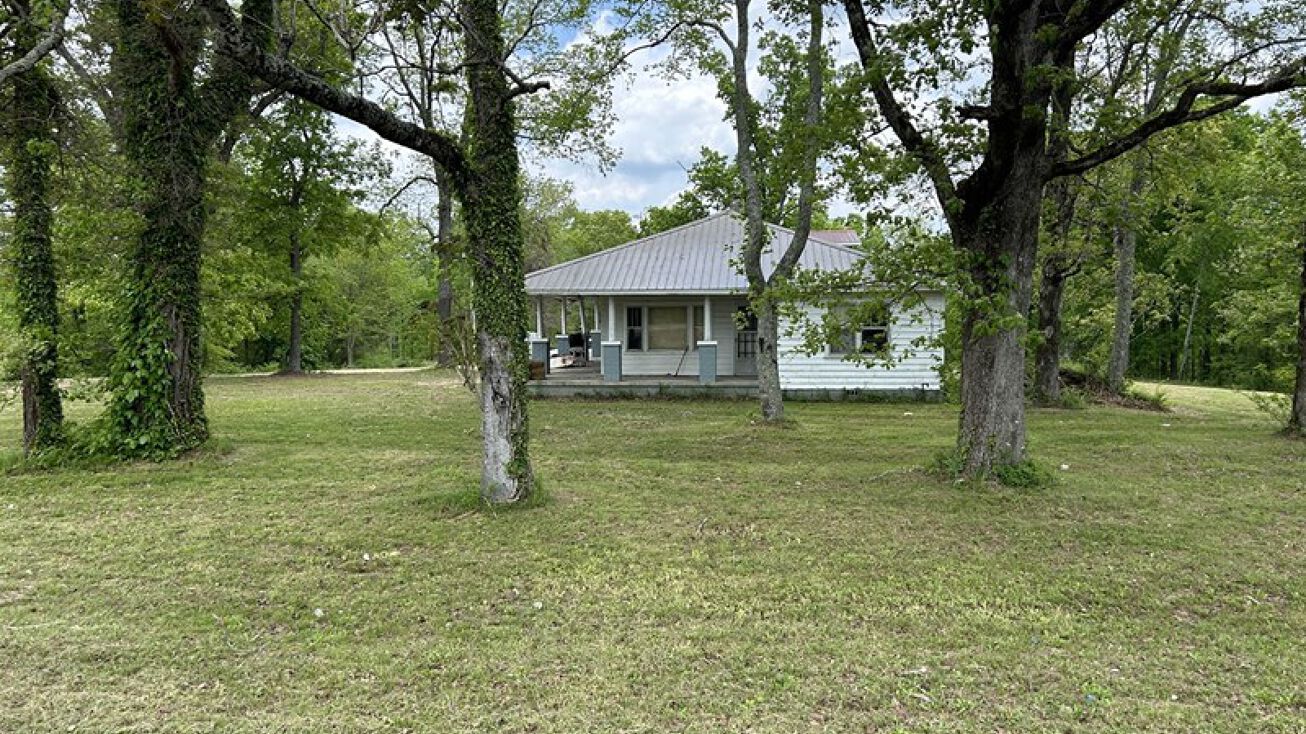 1512 Linden Hwy, Hohenwald, TN 38462