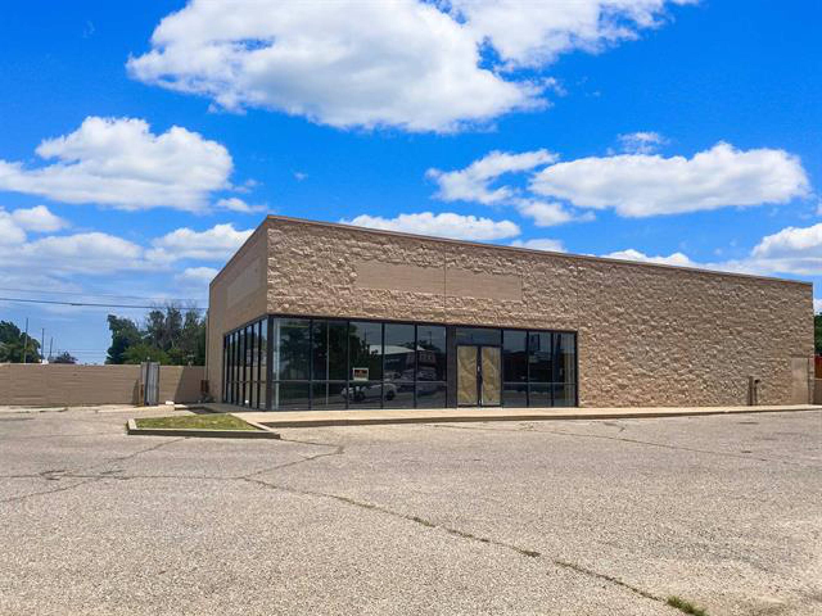 1360 N Hillside St, Wichita, KS 67214 | Crexi.com