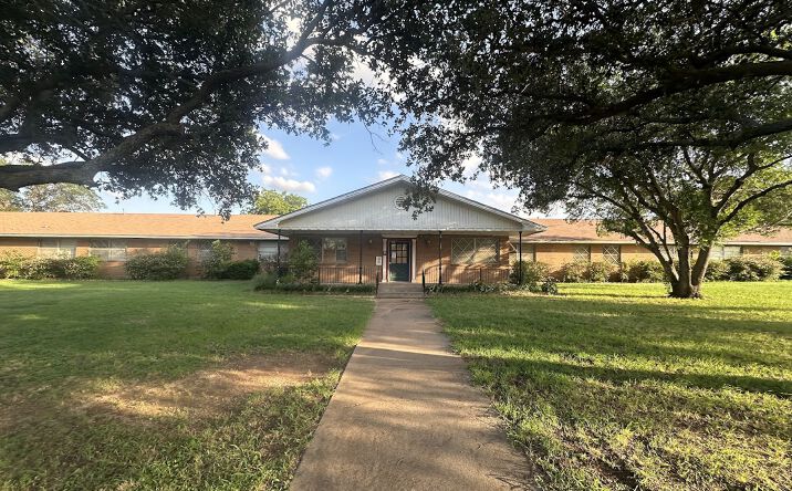 Pictures of Mixed Use property located at 1901 W Elliott St, Breckenridge, TX 76424 for sales - image #1