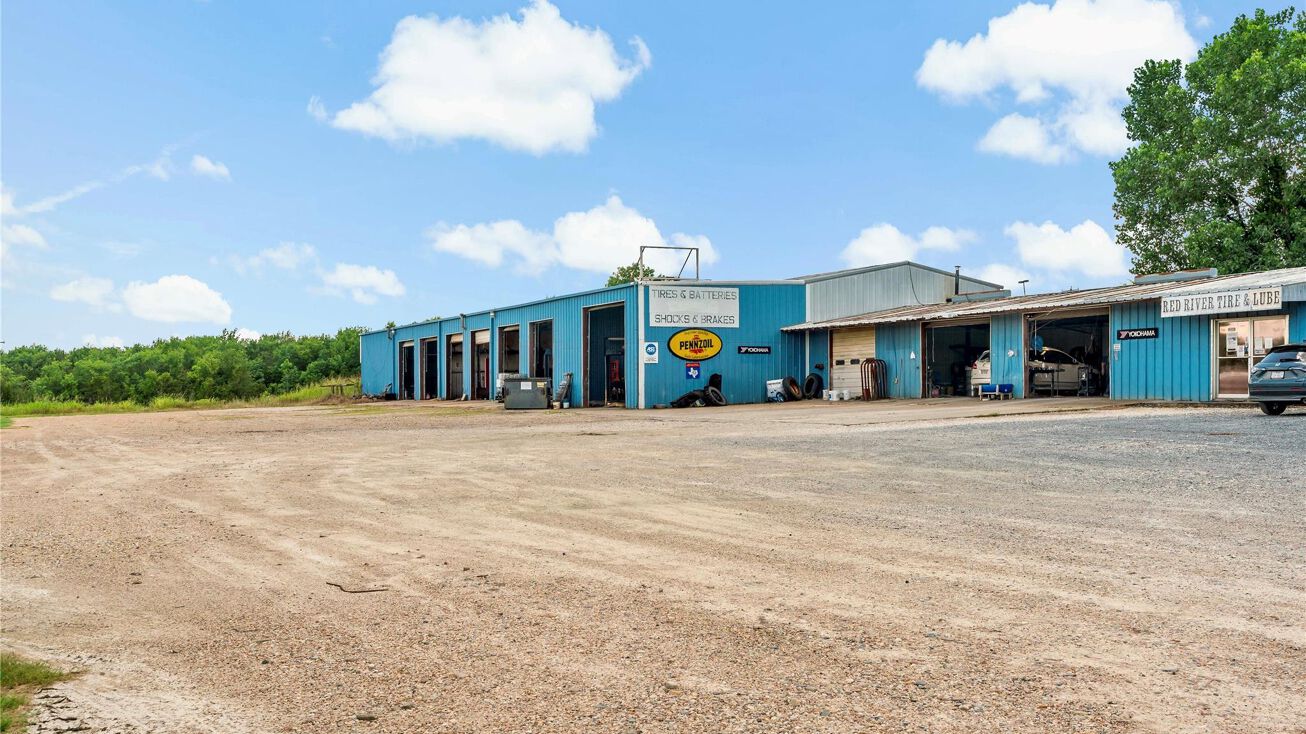 2208 W Main St, Clarksville, TX 75426