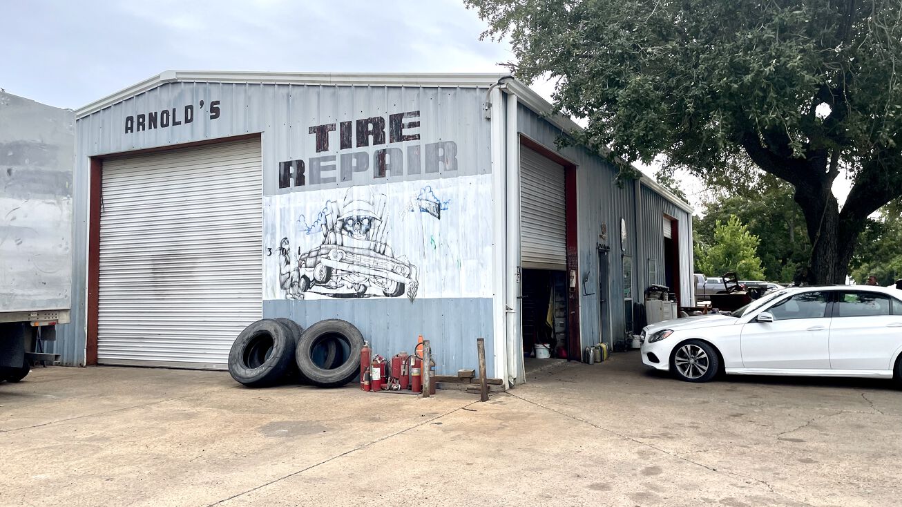 301 E Plantation Dr, Clute, TX 77531