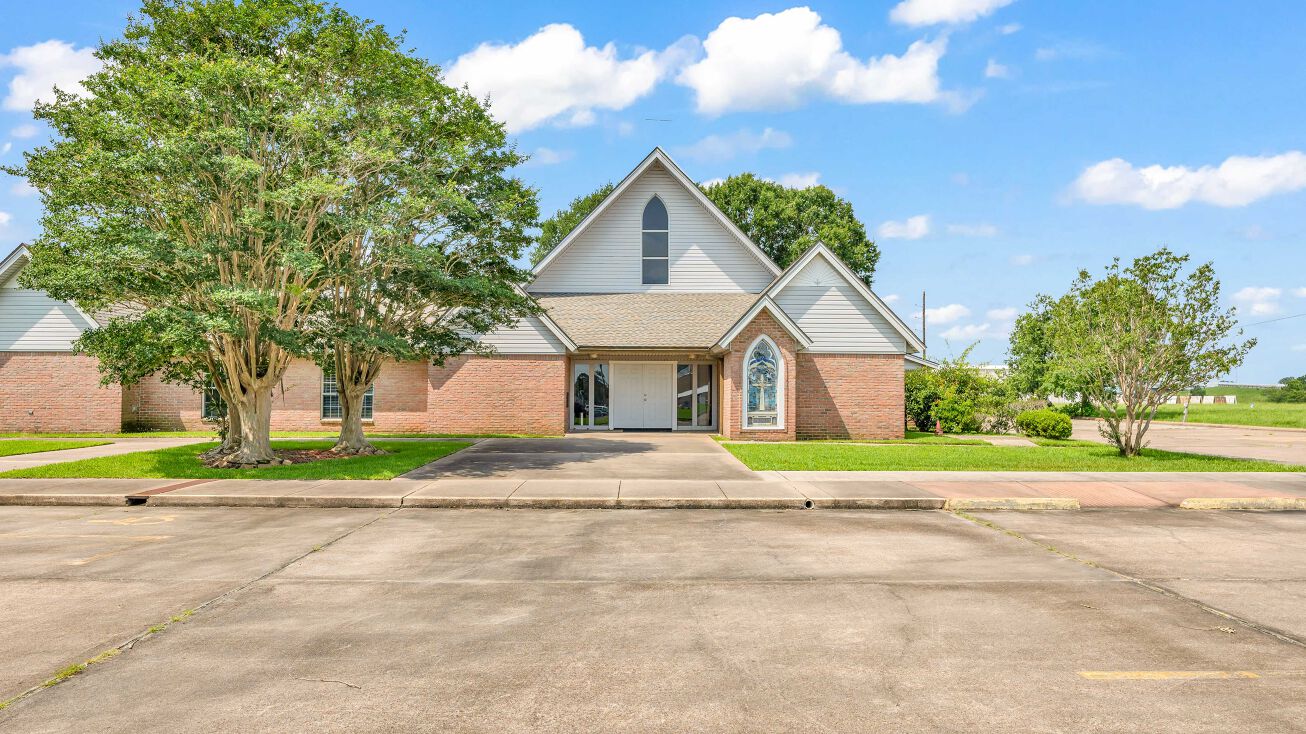 805 Sierra Dr, Port Neches, TX 77651