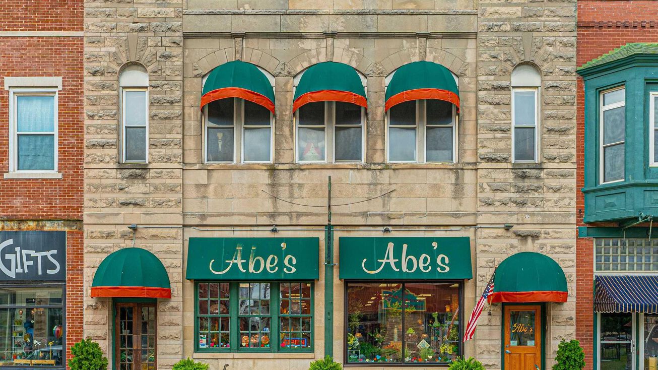 117 N KICKAPOO Street, Lincoln, IL 62656