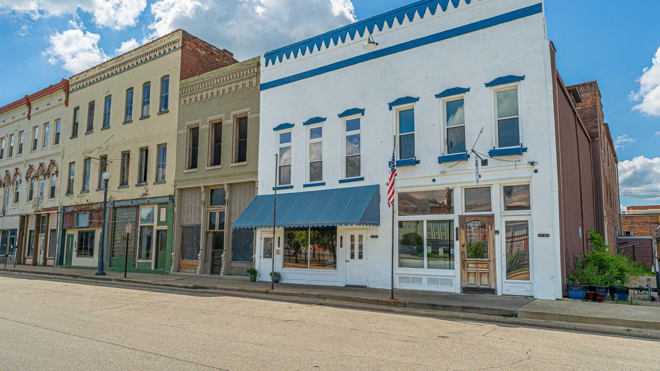 109 S SANGAMON Street, Lincoln, IL 62656