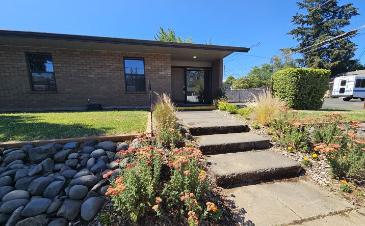 Pictures of Office property located at 907 W Main St, Medford, OR 97501 for sales - image #1