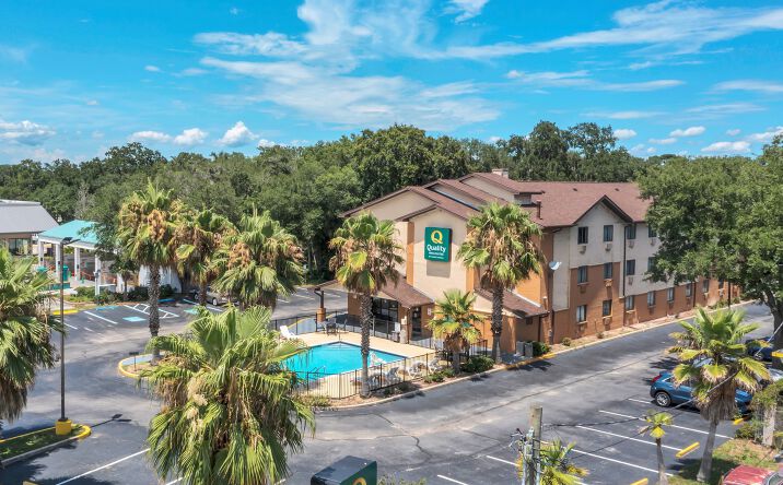 Pictures of Hospitality property located at 1392 W N Blvd, Leesburg, FL 34748 for sales - image #1