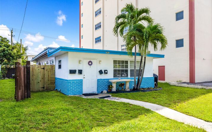Pictures of Multifamily property located at 1711 Buchanan St, Hollywood, FL 33020 for sales - image #1