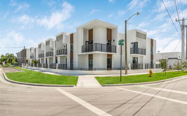 Pictures of Multifamily property located at 16955 SW 100th Ave, Miami, FL 33157 for sales - image #1