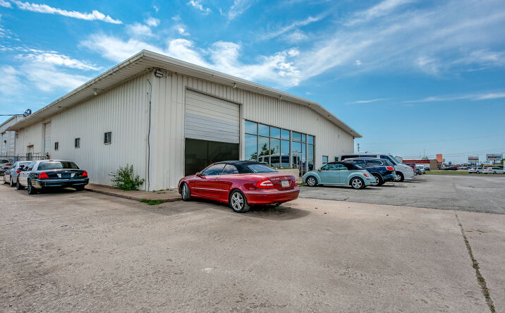 Pictures of Industrial property located at 400 N MacArthur Blvd, Oklahoma City, OK 73127 for sales - image #1