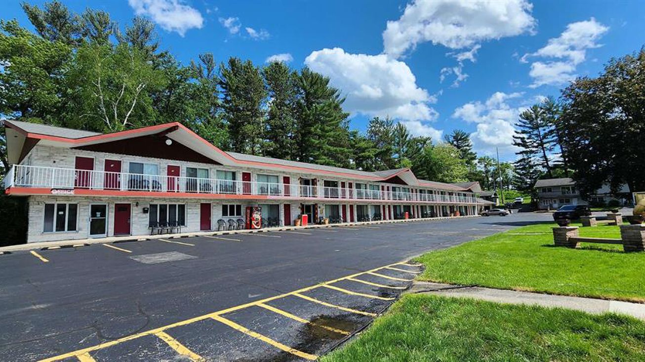 Pictures of Hospitality property located at 1116 Broadway Ave, Wisconsin Dells, WI 53965 for sales - image #1