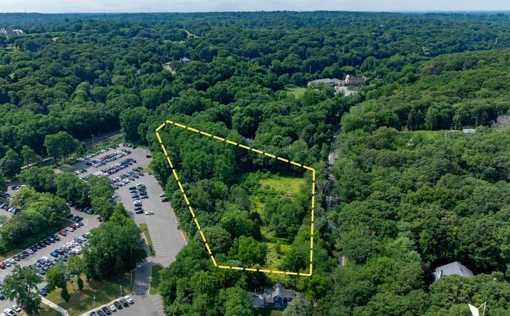 image of property at 82 E GATE DR Huntington NY 11743