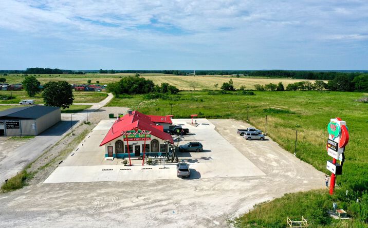 Pictures of Retail property located at 37 Enterprise Dr, Seymour, MO 65746 for sales - image #1