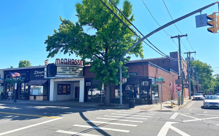 Pictures of Retail property located at 426 Plandome Rd, Manhasset, NY 11030 for sales - image #1