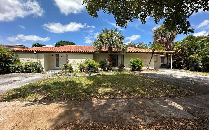 Pictures of Multifamily property located at 15471 Turnbull Dr, Miami Lakes, FL 33014 for sales - image #1