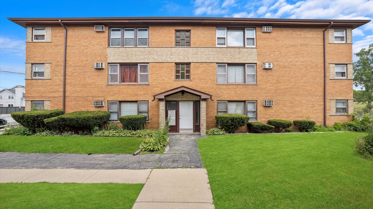 12906 Page Ct, Blue Island, IL 60406