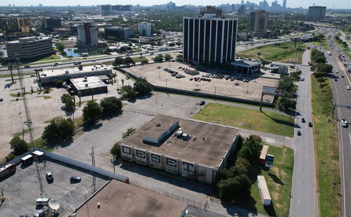 Pictures of Multifamily property located at 7600 John W. Carpenter Fwy, Dallas, TX 75247 for sales - image #1