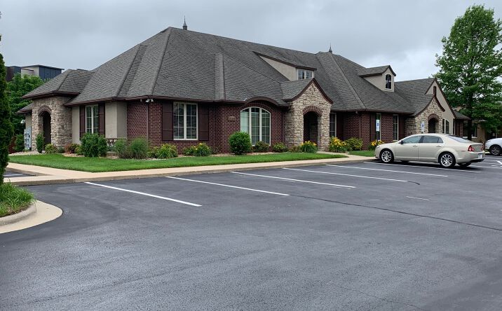 Pictures of Office property located at 1546 E Bradford Pkwy, Springfield, MO 65804 for sales - image #1