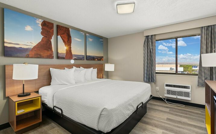 Pictures of Hospitality property located at 1520 Candelaria Rd NE, Albuquerque, NM 87107 for sales - image #1