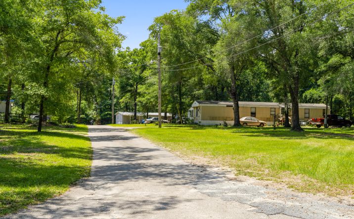 Pictures of Mobile Home Park property located at 290 Ada Ct, Tallahassee, FL 32305 for sales - image #1
