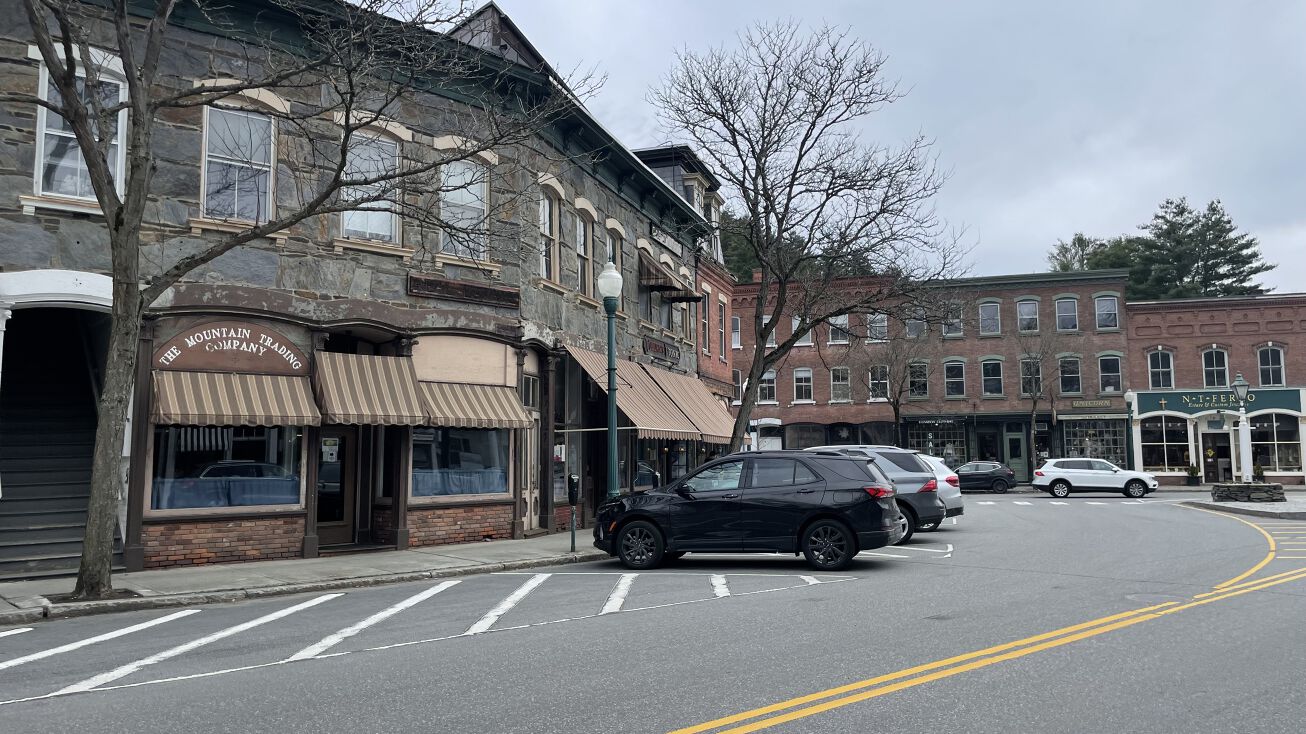 Pictures of Mixed Use, Office, Retail property located at 3 Elm St, Woodstock, VT 05091 for sales - image #1