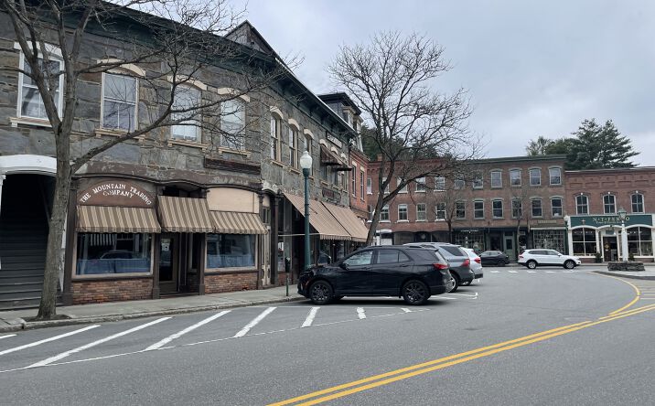 Pictures of Mixed Use, Office, Retail property located at 3 Elm St, Woodstock, VT 05091 for sales - image #1