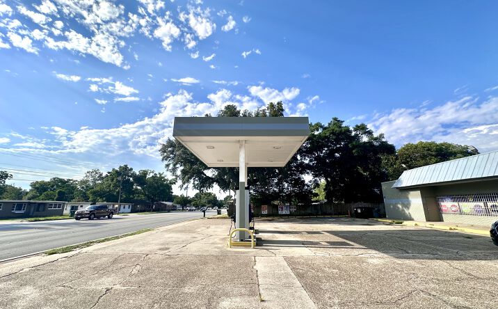 Pictures of Retail property located at 1900 North W Street, Pensacola, FL 32505 for sales - image #1