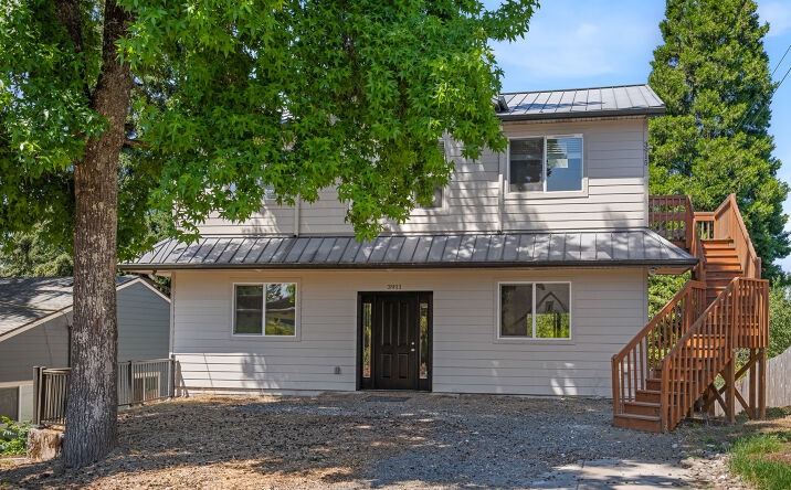 Pictures of Multifamily property located at 3911 SW Baird St, Portland, OR 97219 for sales - image #1