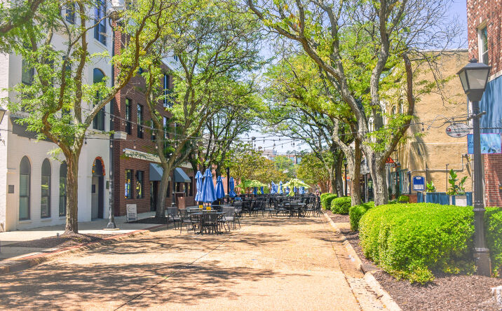 Pictures of Retail property located at 9 E Queens Wy E, Hampton, VA 23669, 11 E Queens Wy E, Hampton, VA 23669, 13 E Queens Wy E, Hampton, VA 23669 for sales - image #1