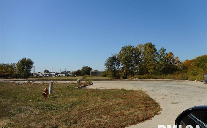 Pictures of Land, Office, Retail property located at 3015 Grand Prix Drive, Decatur, IL 62526 for sales - image #1