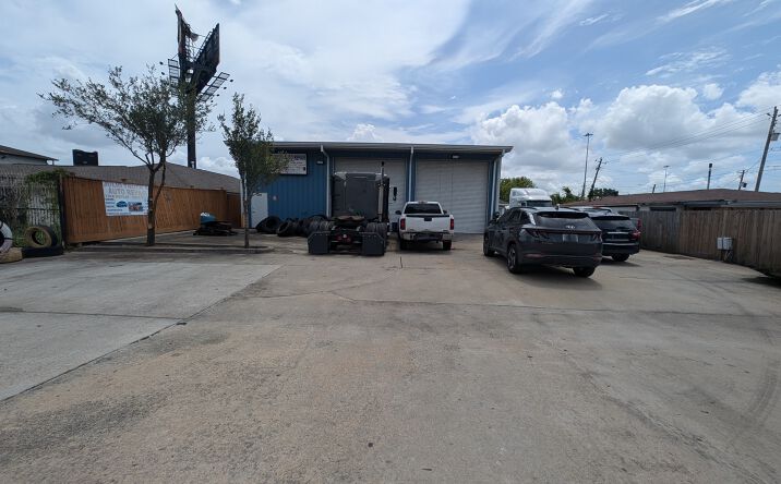 Pictures of Mixed Use, Multifamily, Self Storage property located at 4025 Gulf St, Houston, TX 77087 for sales - image #1