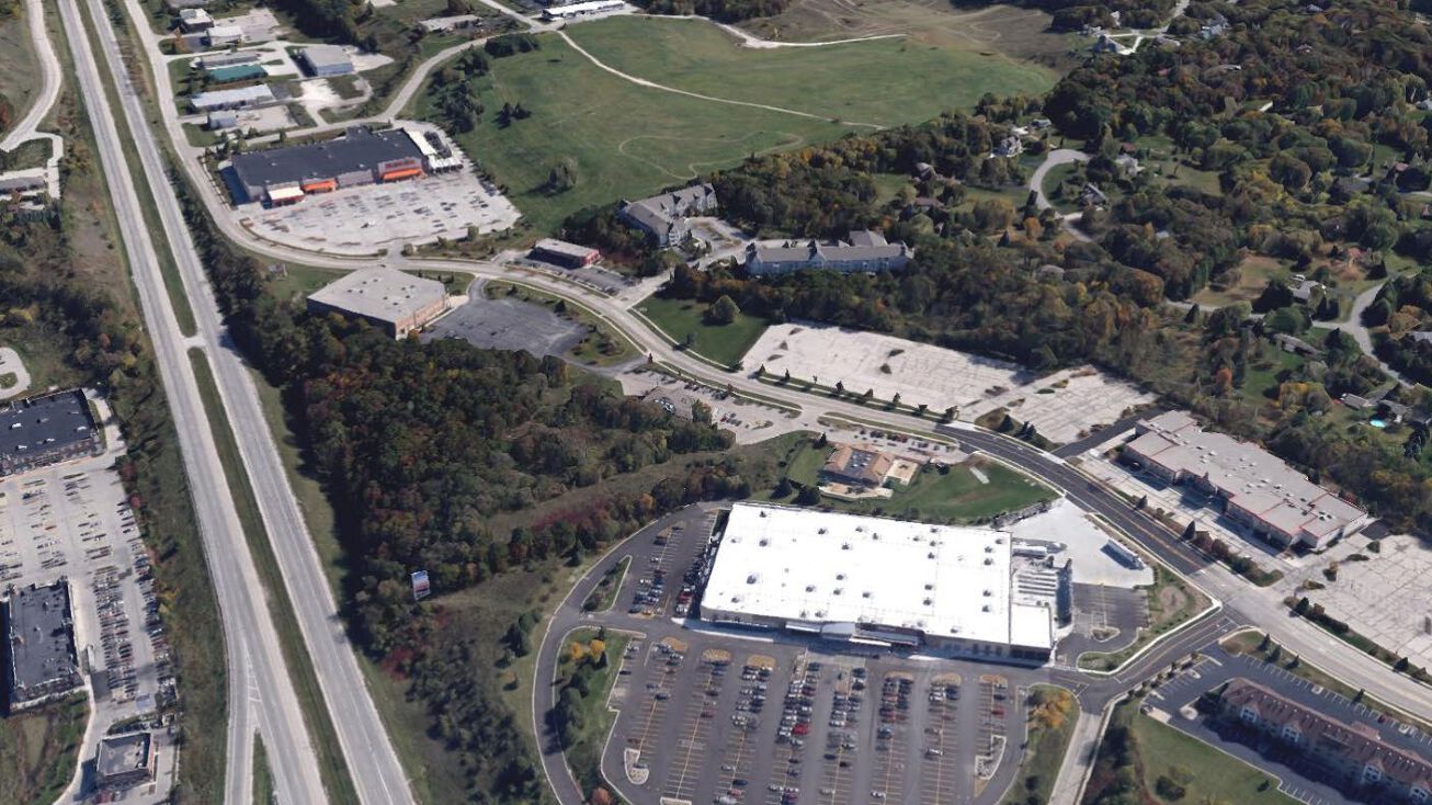 3250 Hillside Dr, Delafield, WI 53018